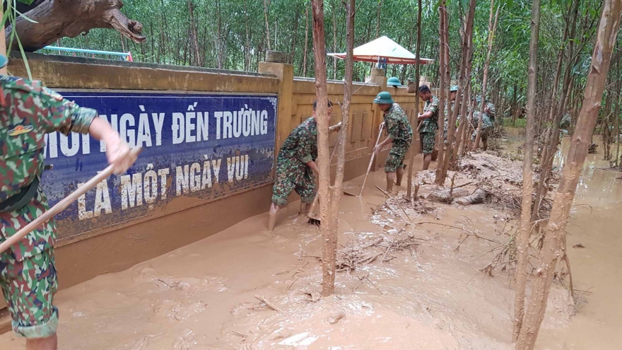 Quân và dân tỉnh Quảng Trị dọn dẹp trường học sau mưa lũ