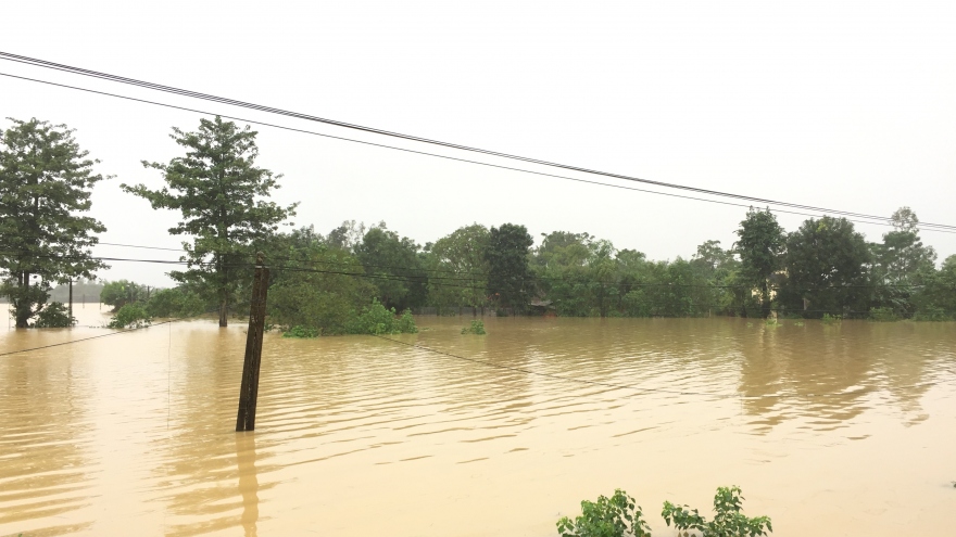 Gần 1.000 hộ dân ở Thanh Chương (Nghệ An) bị nước lũ cô lập