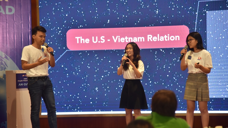 Học sinh trường chuyên hùng biện bằng tiếng Anh về thúc đẩy quan hệ Việt-Mỹ