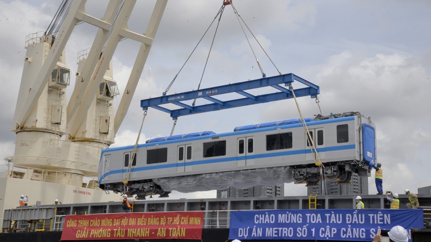 Những toa tàu đầu tiên của tuyến Metro số 1 TPHCM cập cảng Khánh Hội