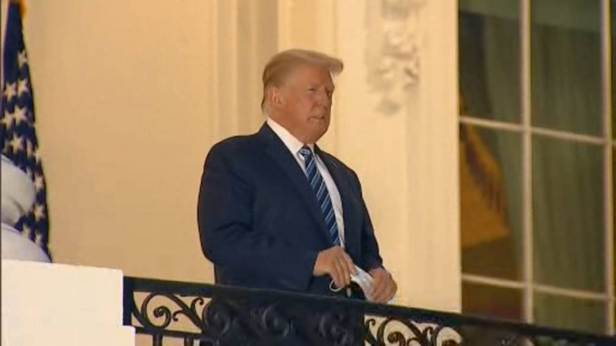Video: Ông Trump bỏ khẩu trang để chụp ảnh khi trở về Nhà Trắng