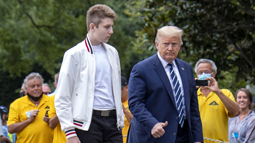 Tổng thống Trump kêu gọi mở cửa trường học trở lại sau khi con trai mắc Covid-19