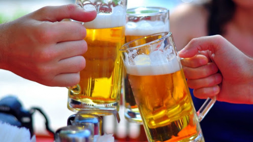 Ép người khác uống rượu bia coi chừng bị phạt nặng