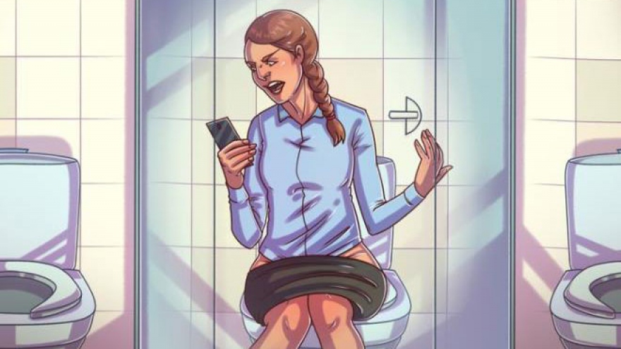 Dùng điện thoại khi đi vệ sinh: Nguy cơ nhiễm khuẩn, dễ mắc bệnh trĩ