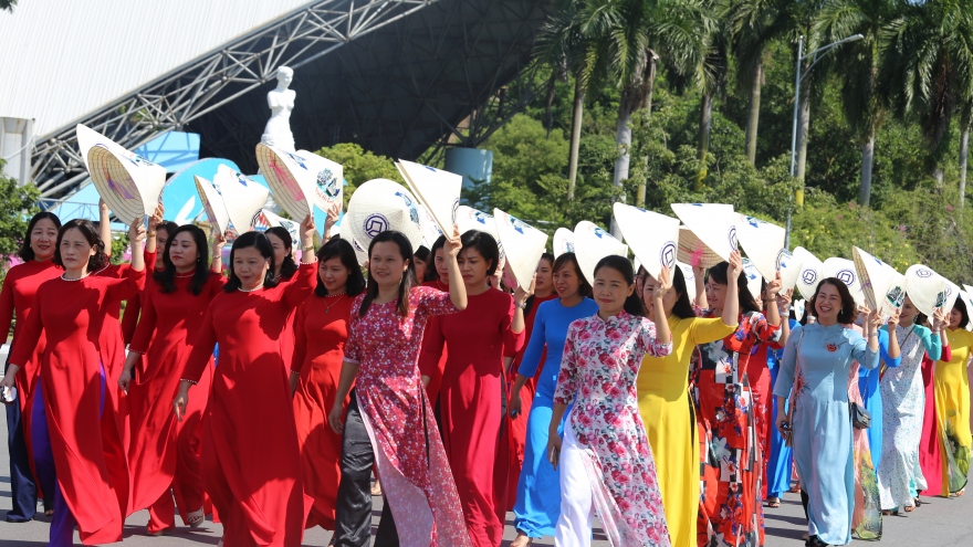 Diễu hành áo dài Duyên dáng Hạ Long - Tôn vinh vẻ đẹp truyền thống phụ nữ Việt