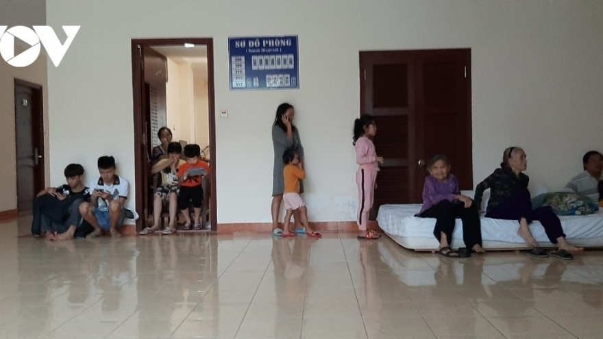 Người dân vùng biển Nghĩa An, Quảng Ngãi vào khách sạn trú bão