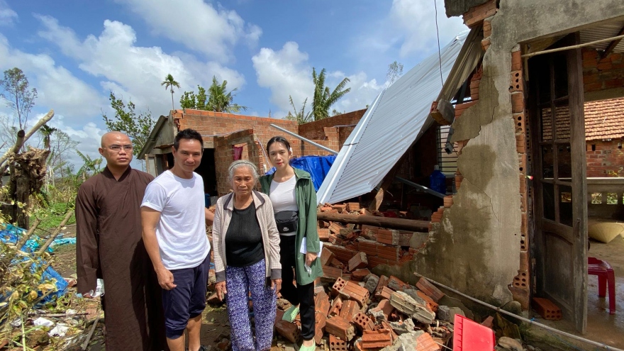 Vợ chồng Lý Hải - Minh Hà Hỗ trợ 100 nhà bị sập và hư hỏng do bão số 9