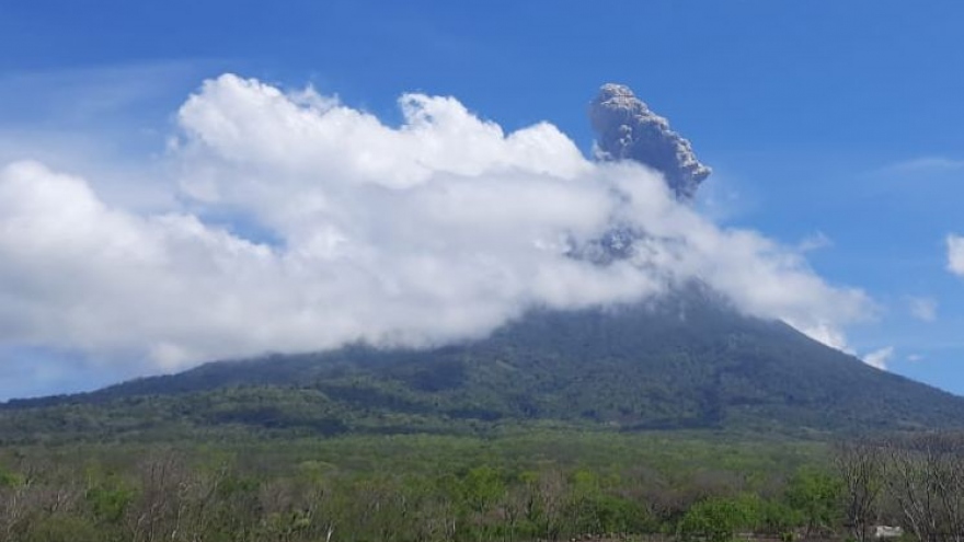 Núi lửa Indonesia phun trào cột tro 4 km, chính quyền sơ tán người dân