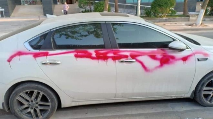 5 chiếc ô tô đỗ cạnh khu đô thị ở Hà Nội bị xịt sơn đỏ khắp thân xe