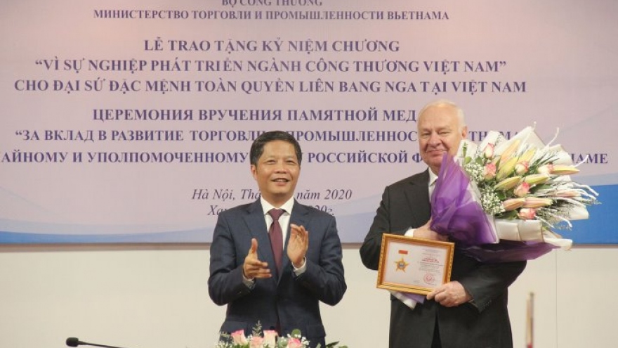 Trao Kỷ niệm chương cho Đại sứ đặc mệnh toàn quyền Liên bang Nga tại Việt Nam