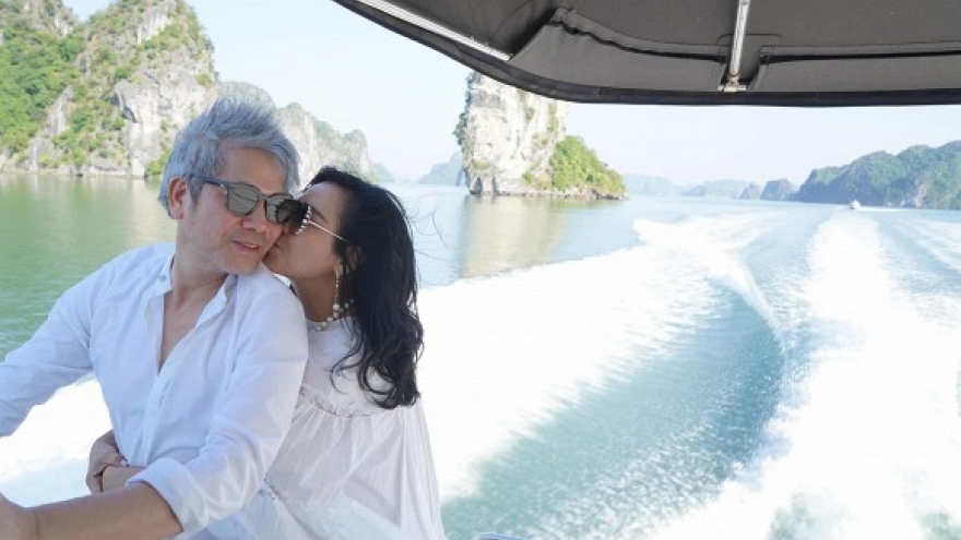 Chuyện showbiz: Diva Thanh Lam tình tứ ôm bạn trai từ phía sau khi đi du lịch