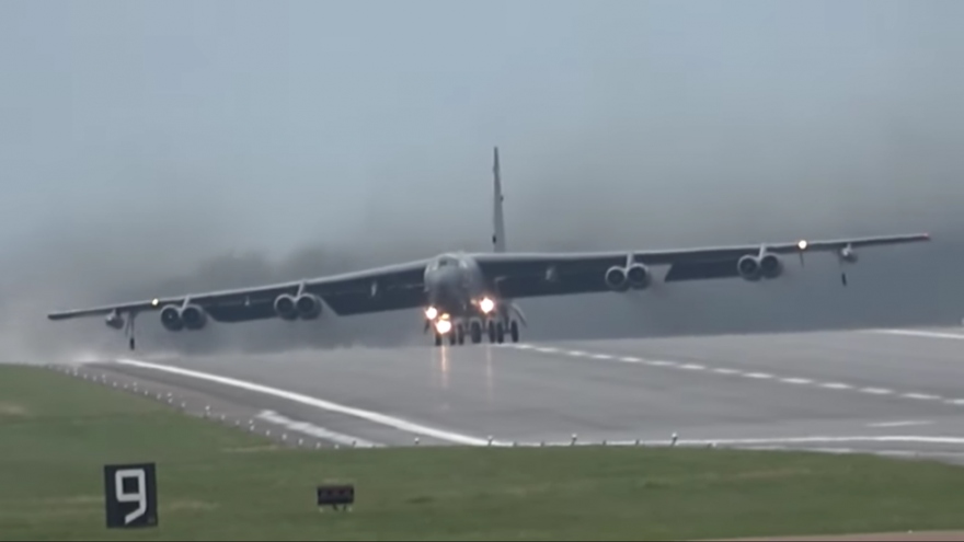 Video: Khoảnh khắc "pháo đài bay" B-52 chao nghiêng vì gió mạnh