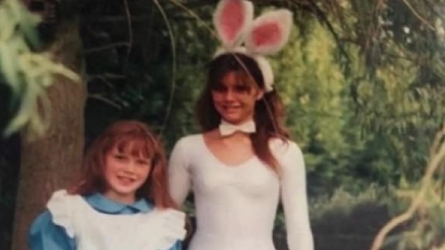 Victoria Beckham khoe ảnh thời tuổi teen mặc đồ bó chụp cùng em gái
