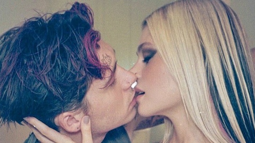 Con trai David Beckham ngọt ngào "khóa môi" bạn gái nóng bỏng