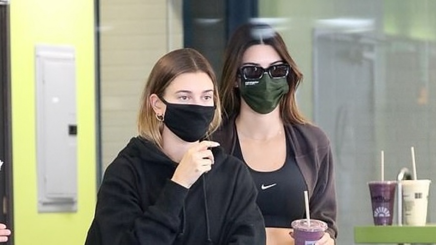 Kendall Jenner khoe dáng đẹp eo thon ra phố cùng bạn thân Hailey Baldwin