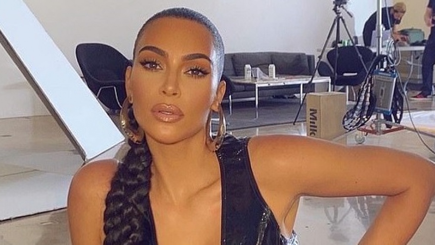 Kim Kardashian diện đồ da khoe dáng nóng bỏng trong studio
