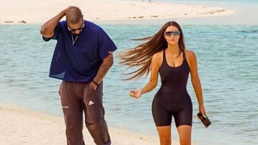 Kim Kardashian diện bodysuit nóng bỏng đi dạo trên bãi biển cùng chồng