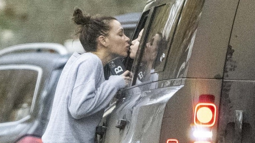 Victoria Beckham để mặt mộc, hôn con gái qua cửa ô tô