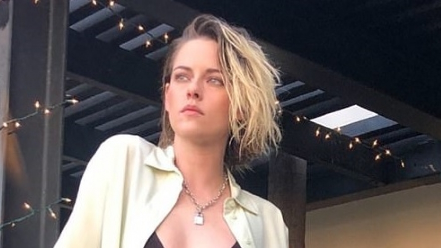 Kristen Stewart diện mốt khoe nội y quảng bá phim mới