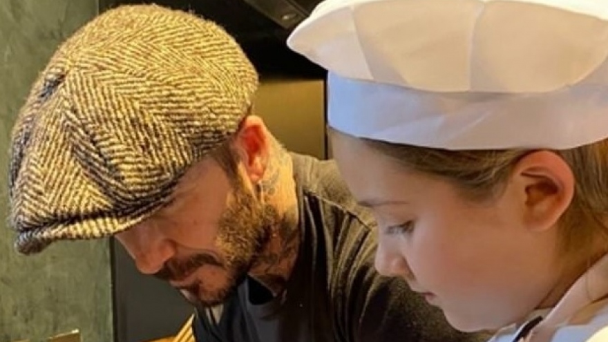David Beckham hào hứng hướng dẫn con gái cưng cách làm bánh quy