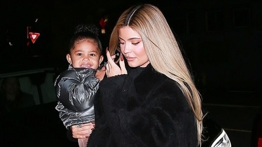 Kylie Jenner mặc đồ hiệu sang chảnh đưa con gái cưng đi chơi cuối tuần