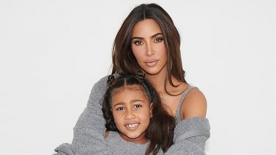 Kim Kardashian và con gái cưng mặc đồ đôi chụp hình quảng cáo