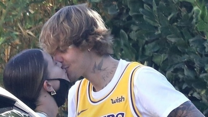 Vợ chồng Justin Bieber trao nhau nụ hôn ngọt ngào trên phố