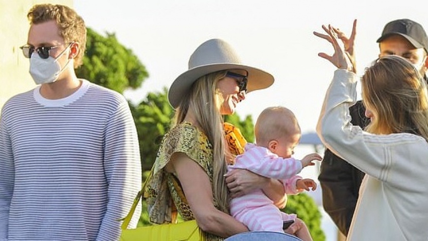 Kiều nữ Paris Hilton xinh đẹp bế cháu gái đi ăn trưa cùng gia đình