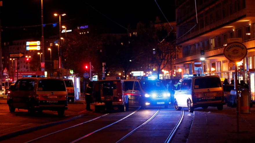 Rúng động vụ xả súng khủng bố tại thủ đô Vienna, Áo