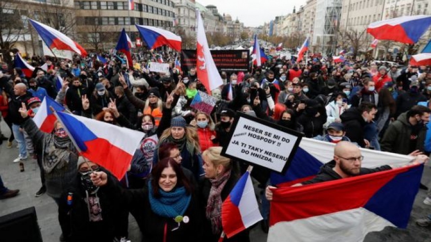 Hàng trăm người biểu tình phản đối các biện pháp hạn chế lây lan Covid-19 của Séc