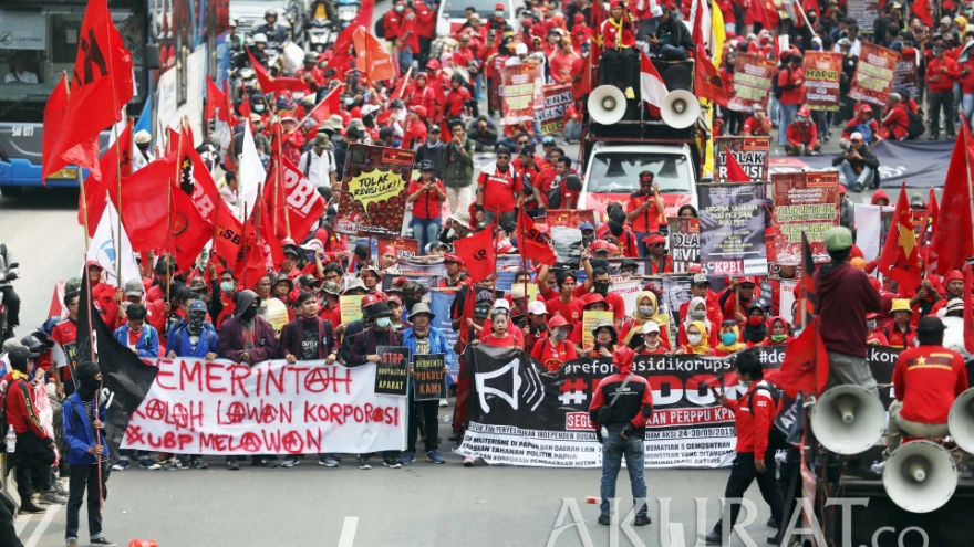 Biểu tình chống Luật tạo việc làm ngày một leo thang tại Indonesia