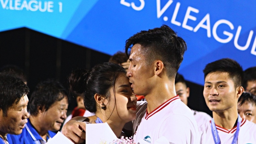 VIDEO: Bùi Tiến Dũng cầu hôn Khánh Linh trên bục nhận huy chương