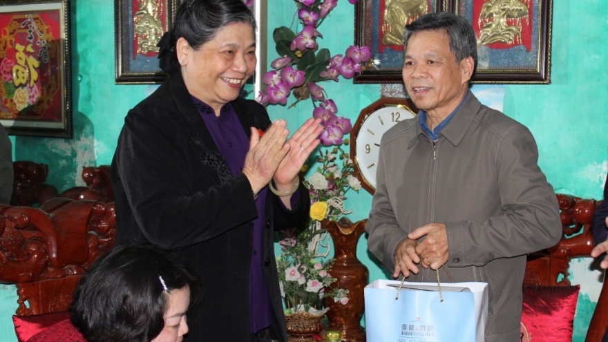 Phó Chủ tịch Quốc hội Tòng Thị Phóng thăm các gia đình chính sách ở Sơn La