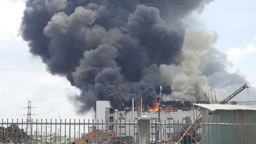 Cháy dữ dội công ty sản xuất sofa rộng 5.000m2 ở Bình Dương