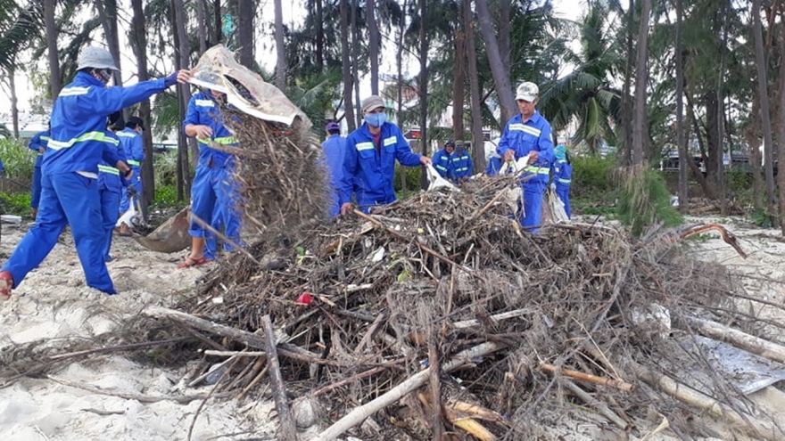 Đà Nẵng sẽ sạch dọn 3.500 tấn rác dạt vào các bờ biển trong 2 ngày tới