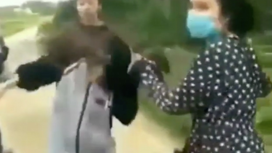 Thêm vụ nữ sinh Thanh Hoá dùng mũ bảo hiểm đánh vào đầu bạn, bắt quỳ xin lỗi