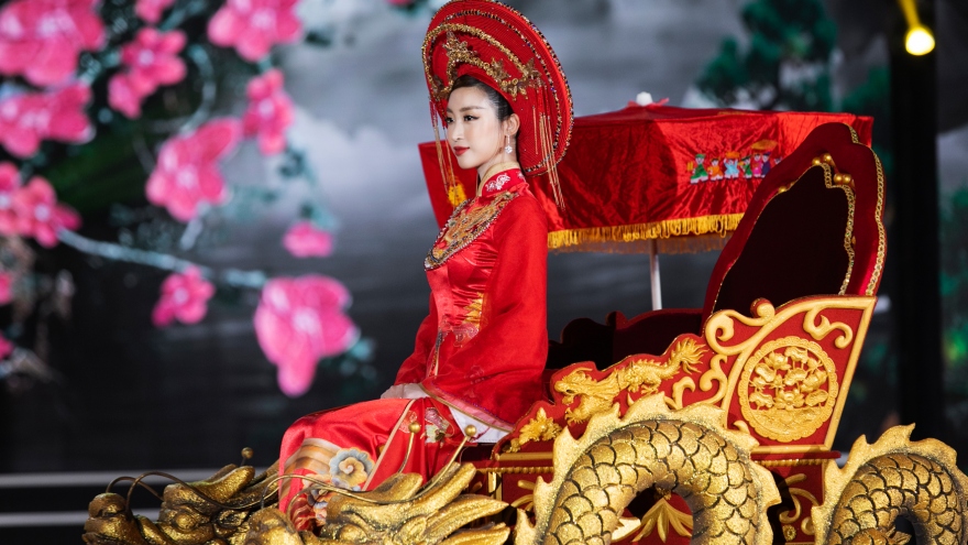 Hoa hậu Đỗ Mỹ Linh ăn chay 2 ngày trước khi ngồi kiệu hóa thân thành Thánh Mẫu