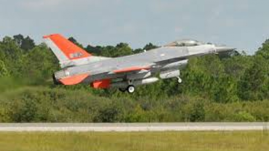 Cận cảnh “mục tiêu bay” QF-16 hoạt động ở chế độ không người lái
