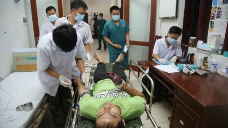 Đảo Trường Sa cấp cứu ngư dân Quảng Ngãi bị tai nạn lao động