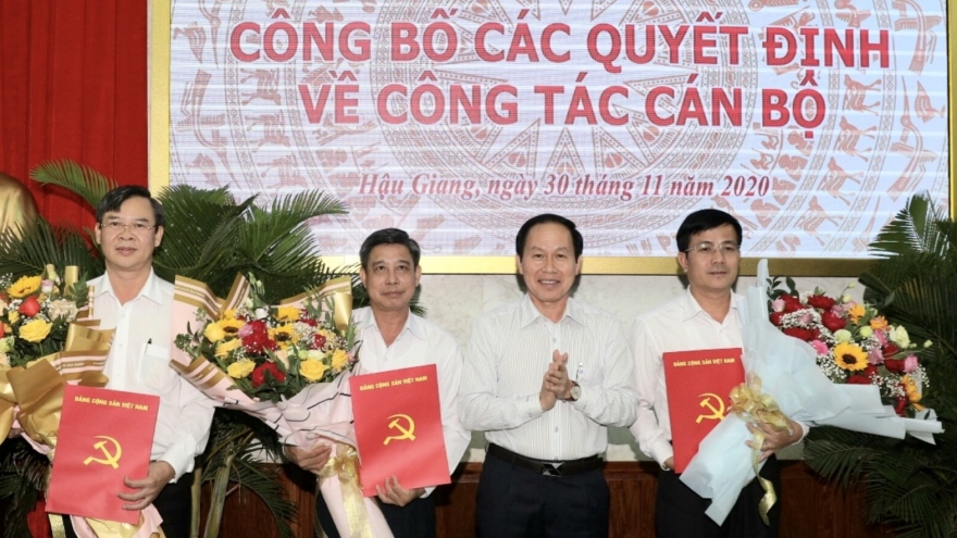 Trao Quyết định phê chuẩn kết quả bầu Chủ tịch UBND tỉnh Hậu Giang