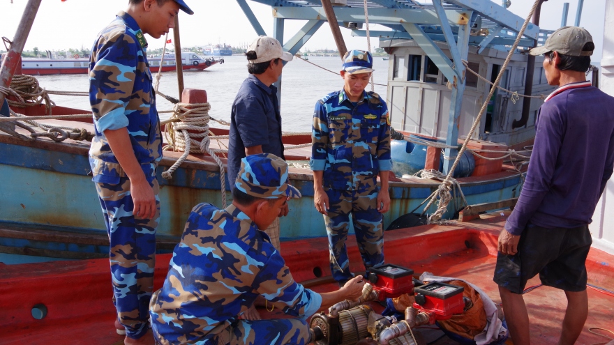 Bắt tại chỗ tàu vận chuyển mua bán dầu trái phép trên biển tại Kiên Giang