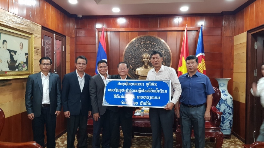 Tỉnh Udomxay (Lào) trao tiền ủng hộ đồng bào vùng lũ miền Trung