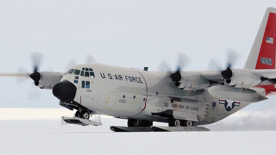 Ấn tượng khoảnh khắc "lực sỹ" bầu trời LC-130 của Mỹ hạ cánh trên băng tuyết