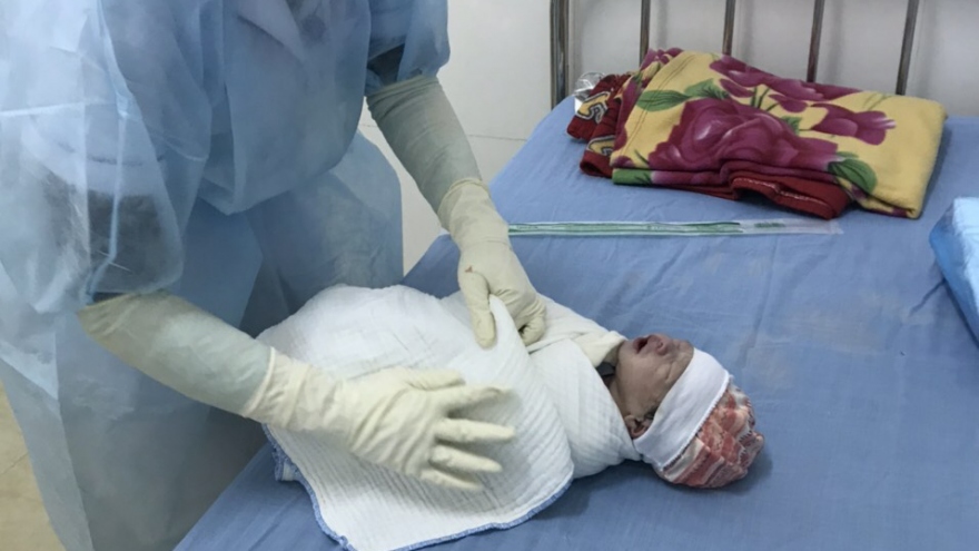 Một bé trai chào đời trong khu cách ly Covid-19 ở Lào Cai