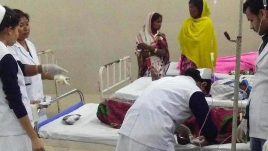 
        Nhiều người chết và nhập viện do ngộ độc rượu ở Ấn Độ
                              