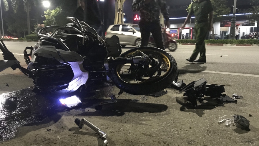 Siêu mô tô BMW va chạm với xe máy, 3 người thương vong