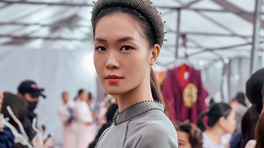 Hoa hậu Thuỳ Dung trình diễn áo dài tại Festival Áo dài Quảng Ninh 2020