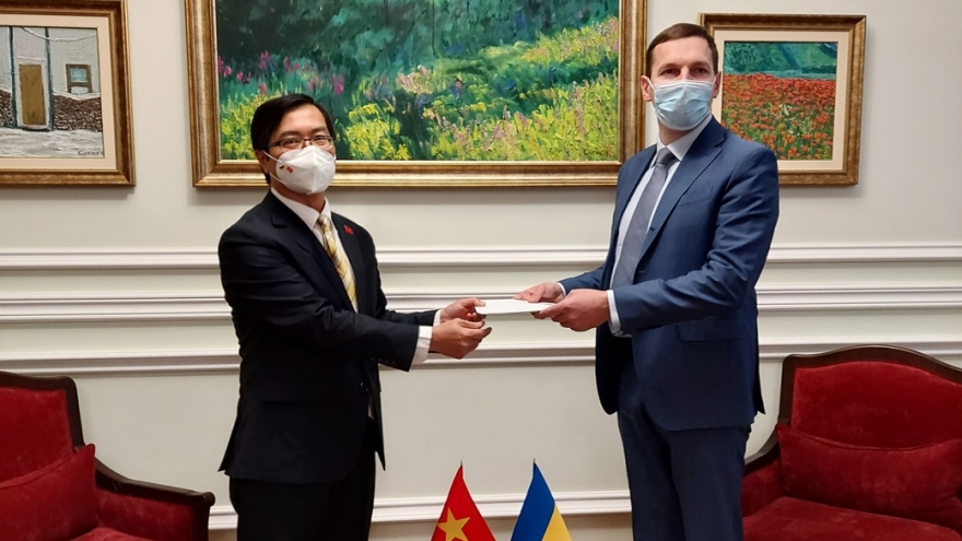 Đại sứ Việt Nam trình bản sao Uỷ nhiệm thư tới Bộ Ngoại giao Ukraine