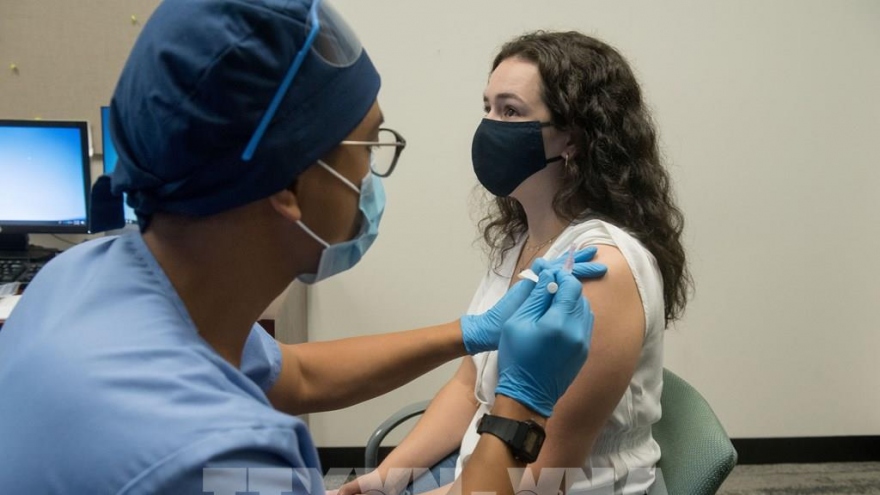 Mỹ bắt đầu tiêm vaccine ngừa Covid-19 cho người dân