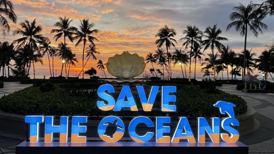 Đảo ngọc Phú Quốc đón mùa lễ hội với triển lãm ánh sáng “Save the Oceans”